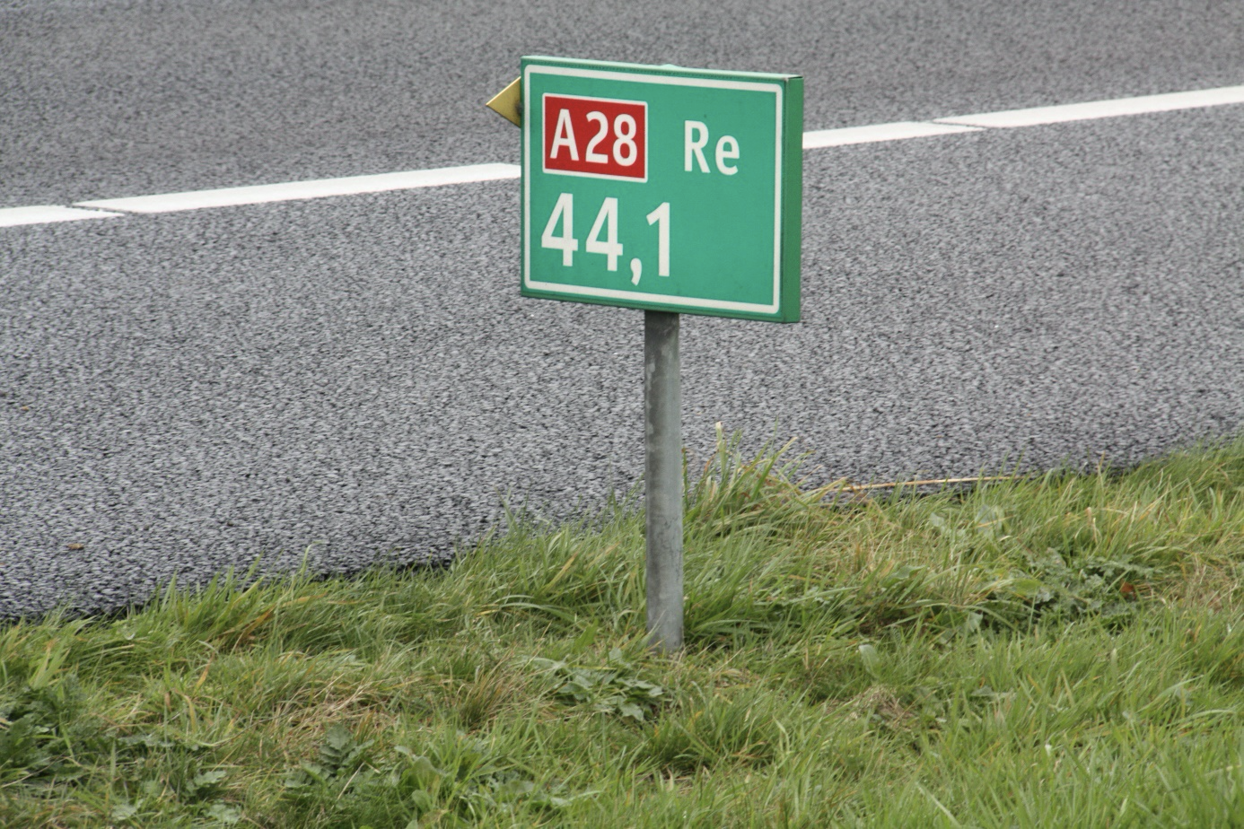 A hectometre sign detailing key road information.